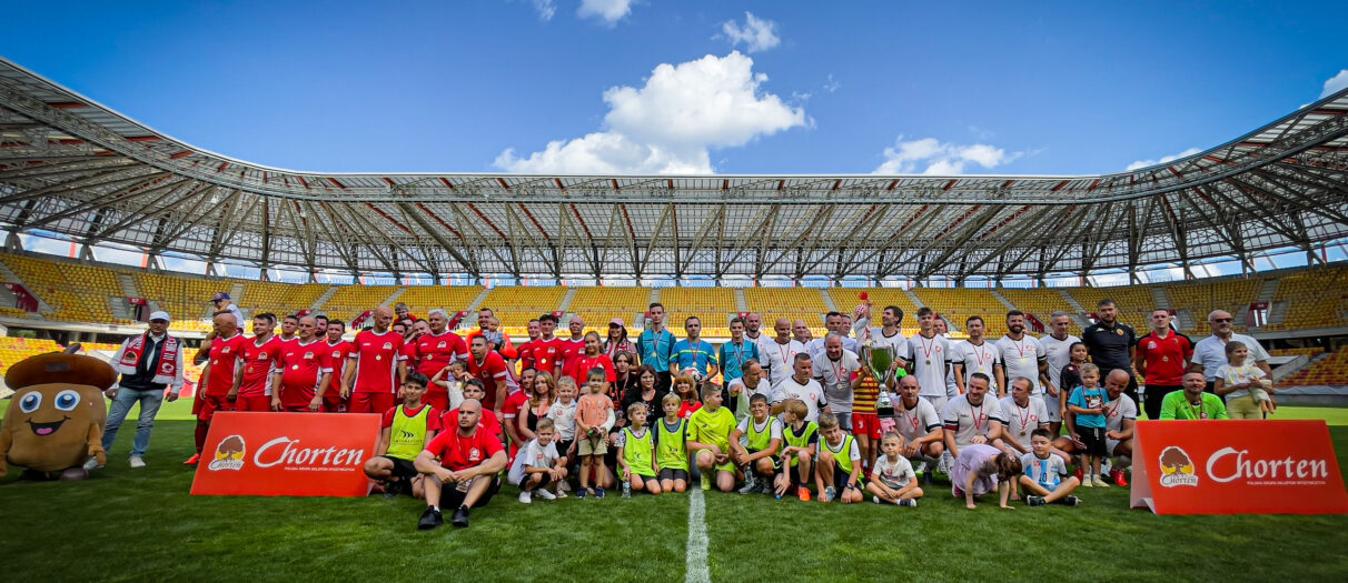 Puchar, sportowe emocje i pomoc na stadionie mistrza. IV Mecz Charytatywny Grupy Chorten